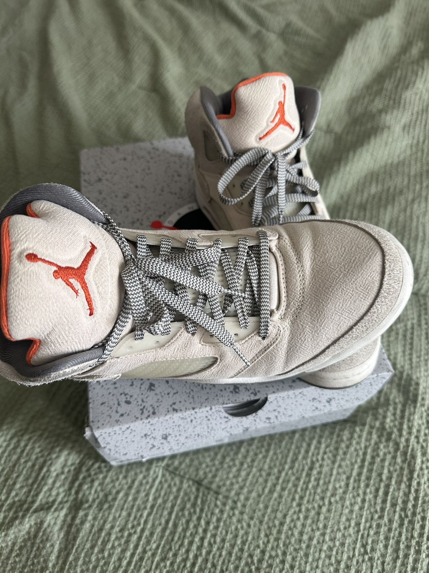 Used Jordan 5 Retro SE Craft Light Orewood Brown size 11men . Needs to be cleaned. But is great shape