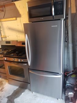 stove stainless 5 burner fridge botton freezer side 30 and microwave use but great condition ready to deliver 90 days warranty