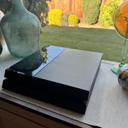 2013 PlayStation 4 500GB + 4 Games + 2 Controllers