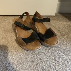 Size 11 Born Sandals