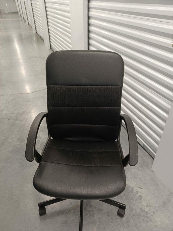 Black Swivel Chair 