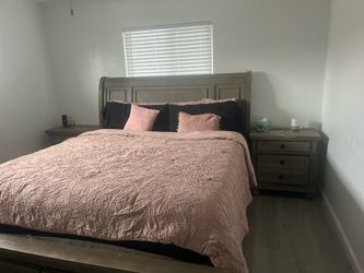 Bedroom set four pieces