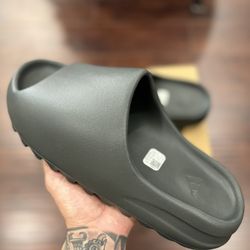 adidas Yeezy Slide Dark Onyx Size 11