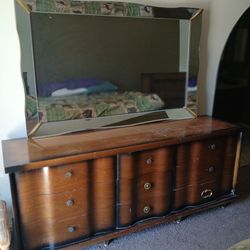 Large 9 drawer dresser w mirror