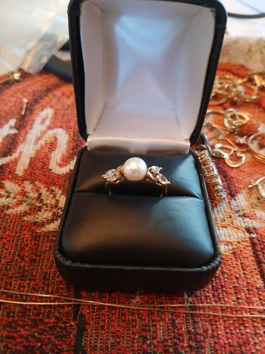 10k Yellow Gold Ladies Ring Size 6 WithCz. Real Peral Very Nice Ladies Ring.