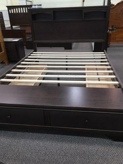 Beautiful queen bed $349