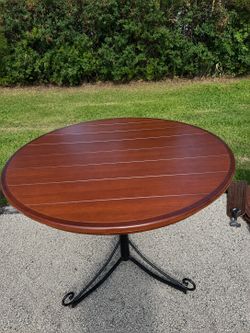 Coffee table and 4x rolling chairs