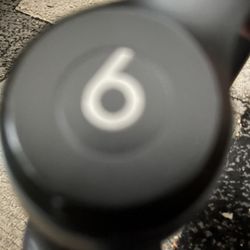 beats solo 4 (no charger)
