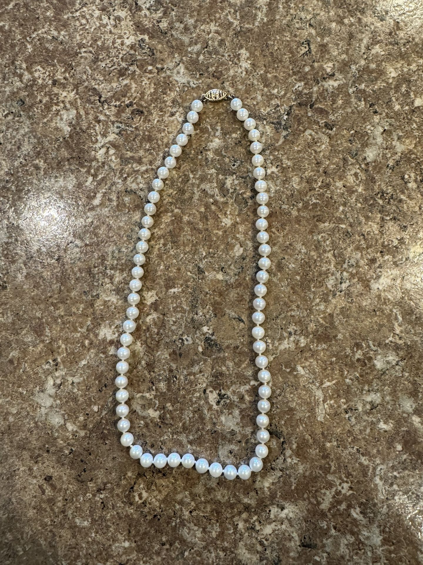Woman’s vintage style pearl necklace shipping available