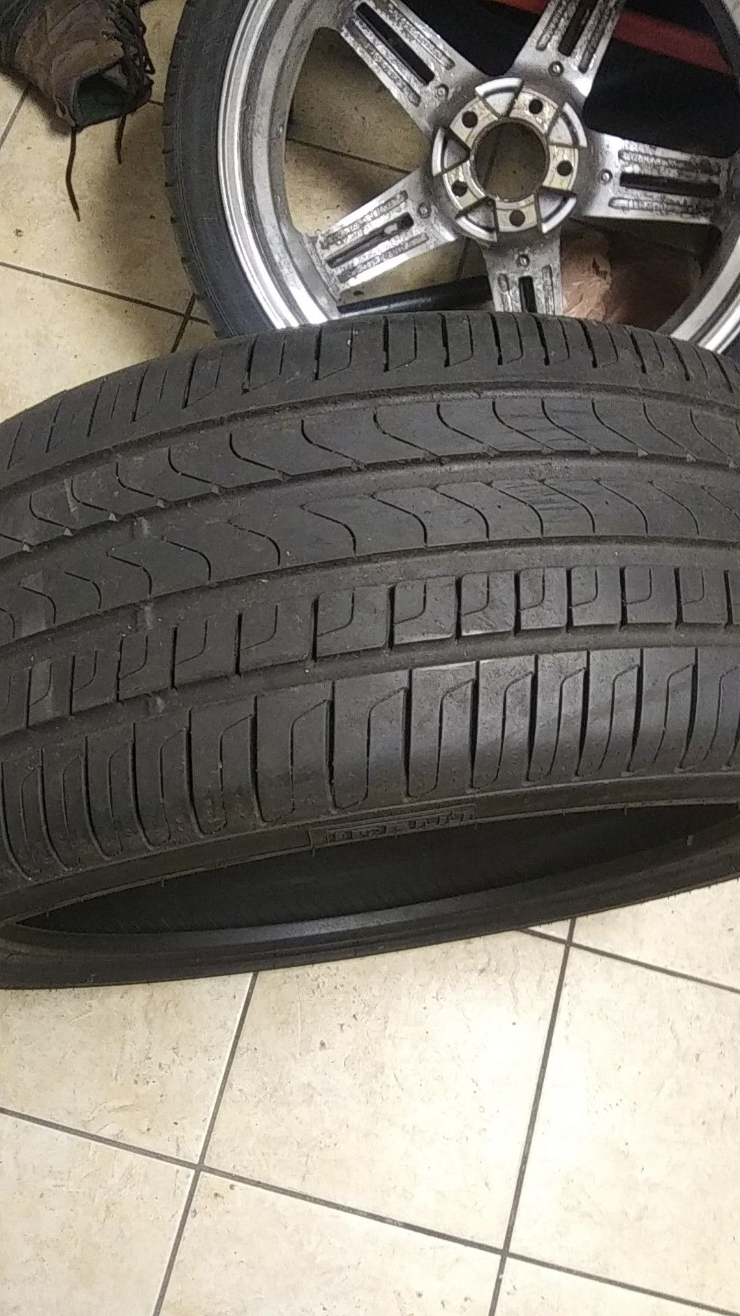 1 use tire Pirelli scorpion 275/35/22