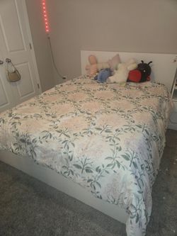 Queen bed/frame