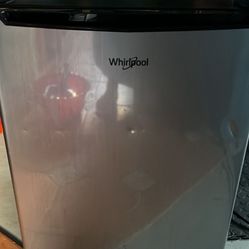 Whirlpool Mini Fridge 19Lx17Wx23H