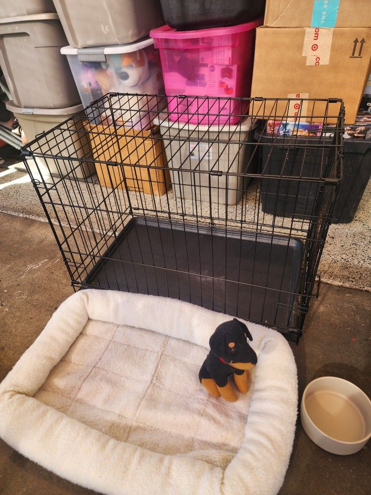 ๐ถ๐ถ๐๐ถDOG KENNEL MEDIUM SIZE ,COMES WITH A FREE NICE BED AND A BOWL ๐๐ถ๐๐ถ(BEST OFFER TAKE IT HOME)