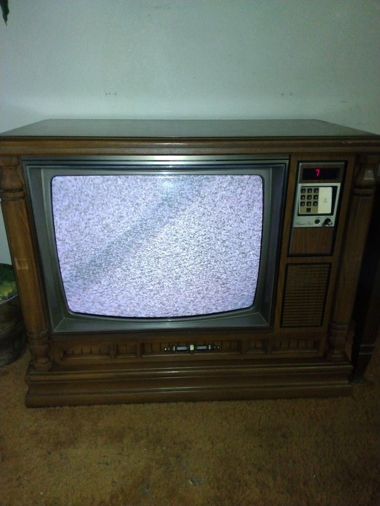 Vintage 1980 Sears & Roebuck Crt TV.