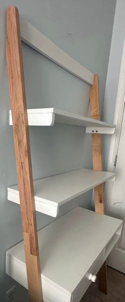 Desk freestanding ladder