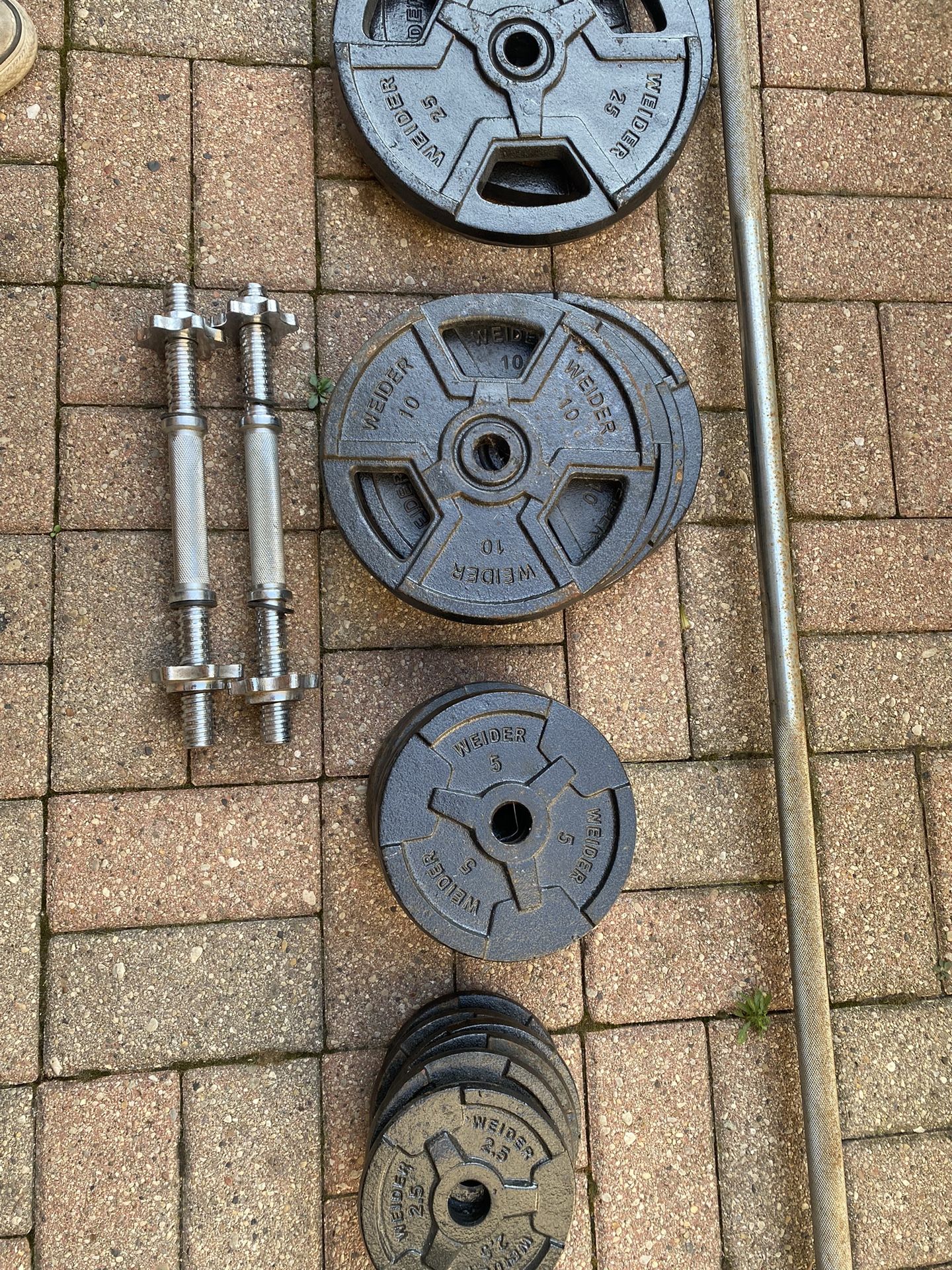 Weight Fittnes Bench With Bar And Weider 135 Lb Weights for Sale in ...