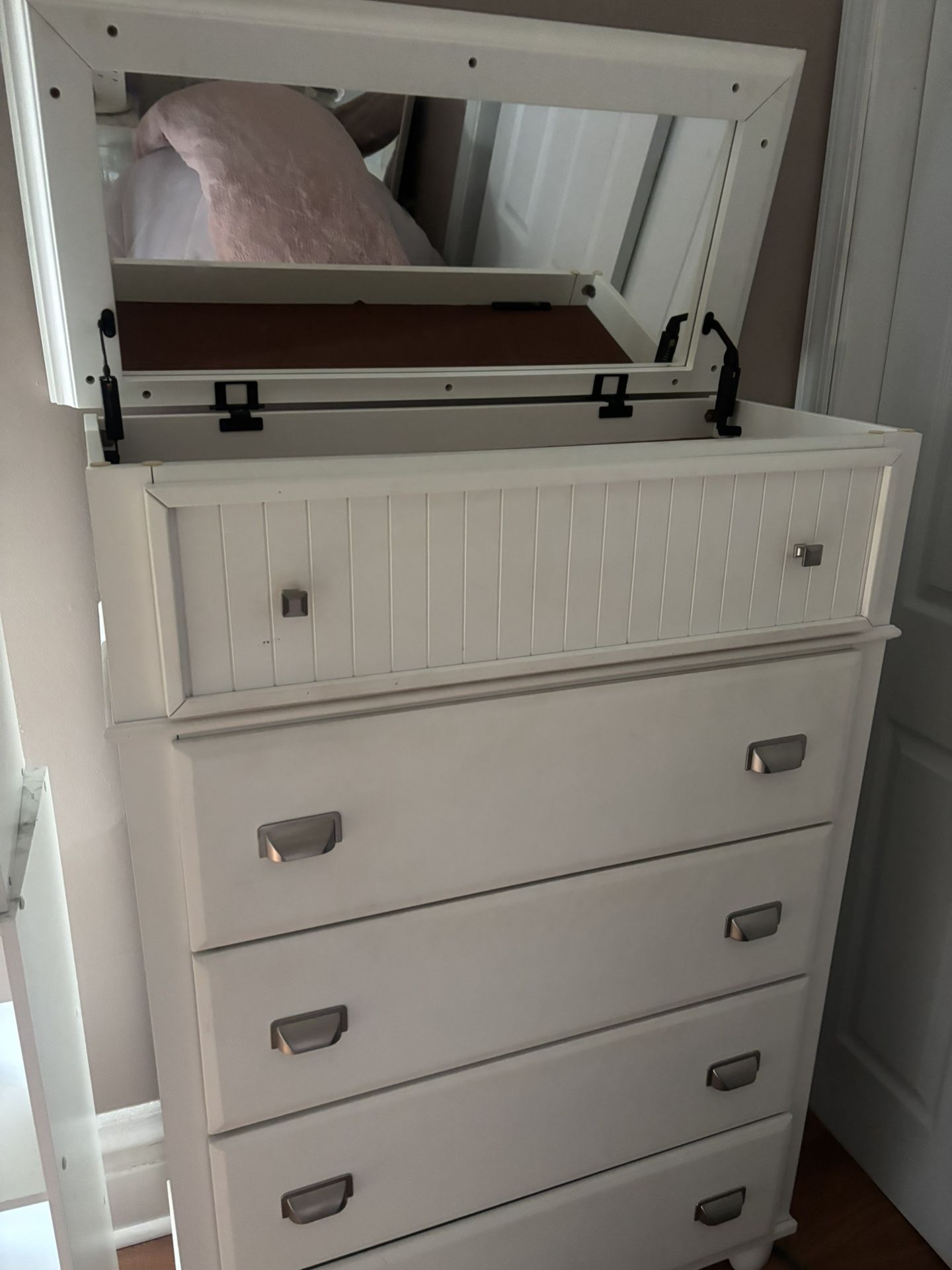 White Dresser/mirror