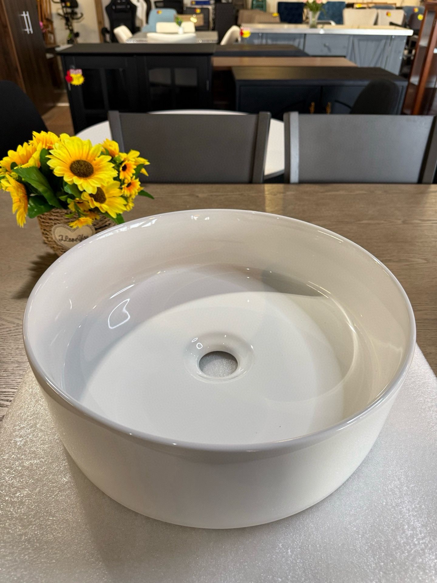 🔥Brand new In Box 🔥Modern countertop round white ceramic bathroom sink, artistic washbasin above counter(white) 💰69$