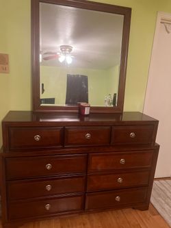 9 drawer Dresser  Almost new