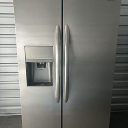 FRIGIDAIRE SIDE BY SIDE REFRIGERATOR  Delivery Available for small Fee 🚛