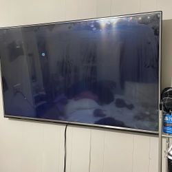 55 inch LG TV plus wall mount 150 bucks negotiable come get it