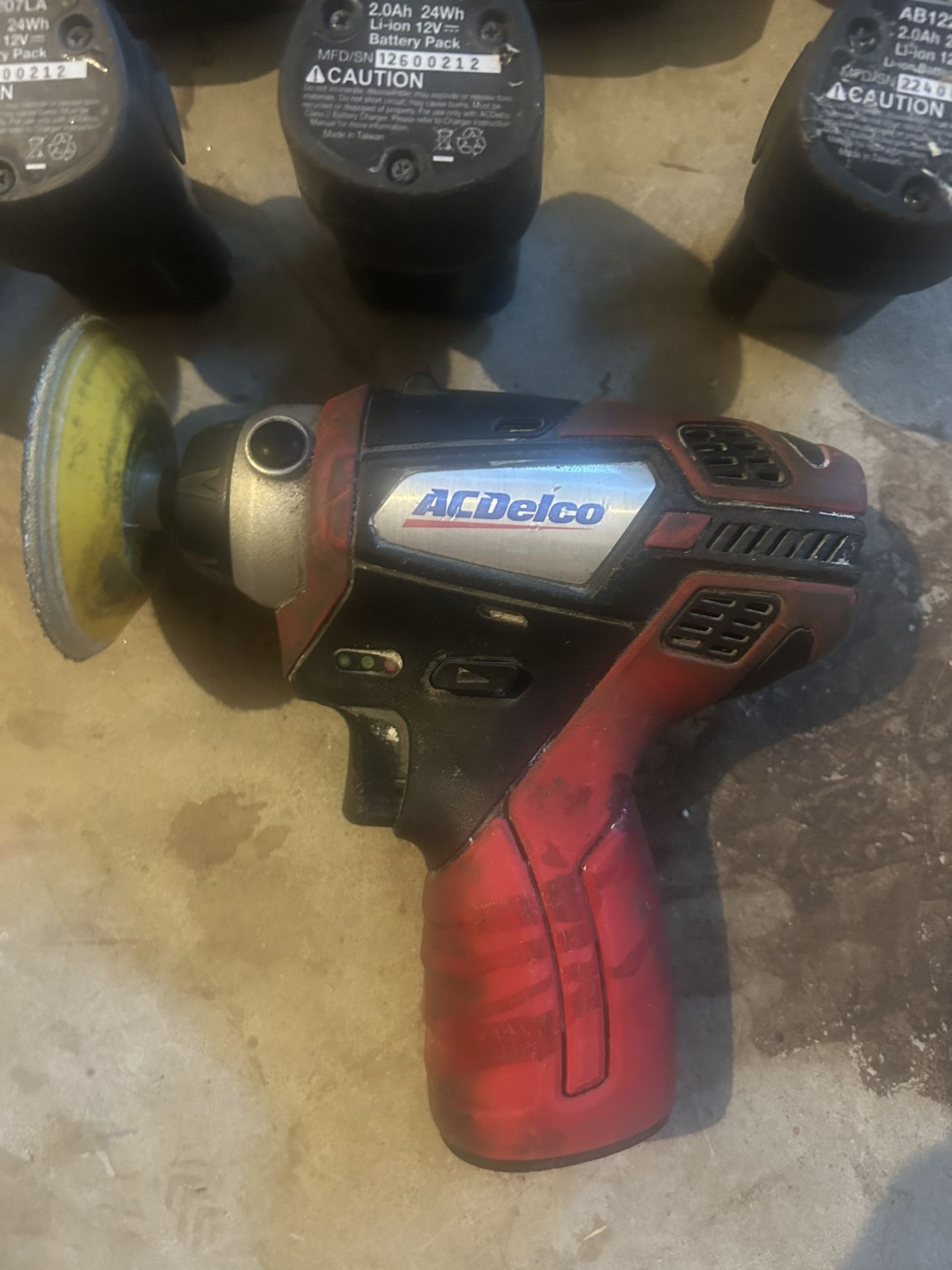 Mini Polisher/sander With  5 Battery’s And 4 Chargers 
