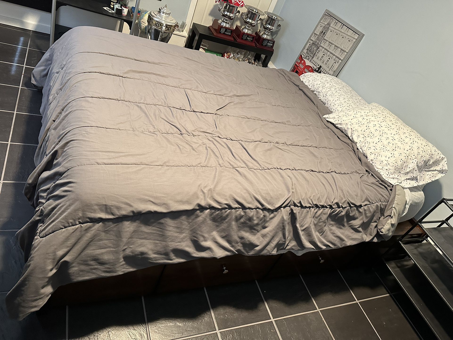Queen Bed w/mattress And Storage Drawers FREE