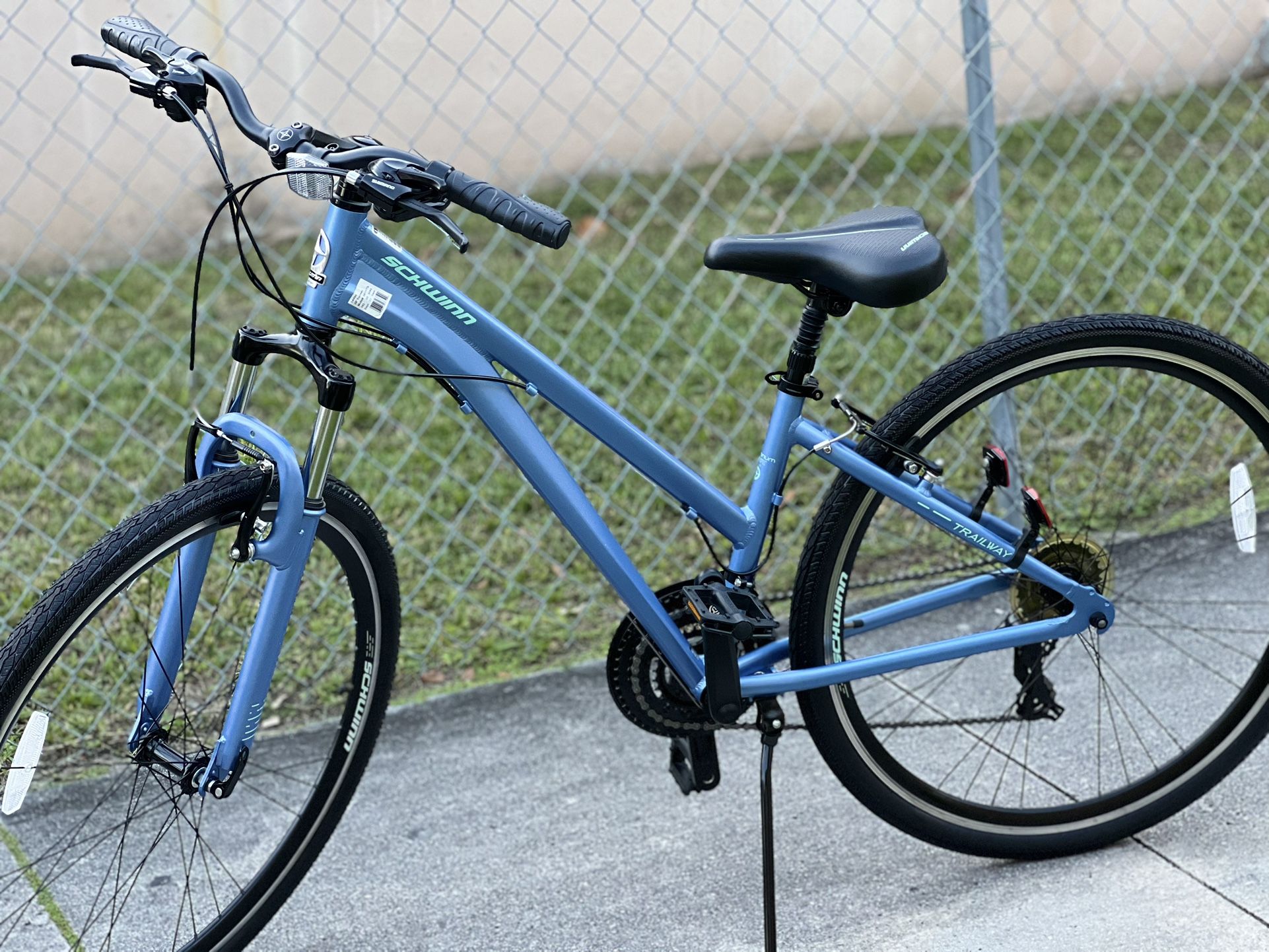 SCHWINN HYBRID BIKE, 28 INCH
