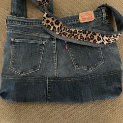 Shoulders Bag 20 Inches Wide By 14 Inches Tall 