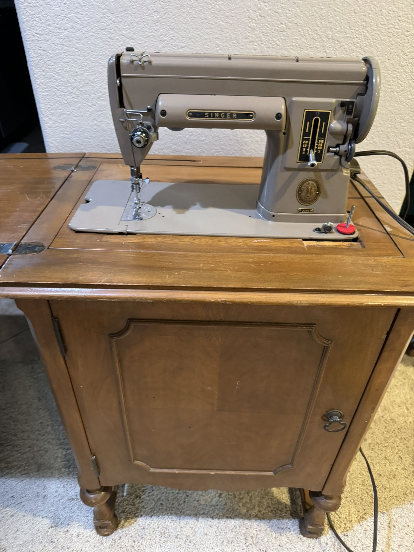 1960 Singer Sewing Machine In Cabinet