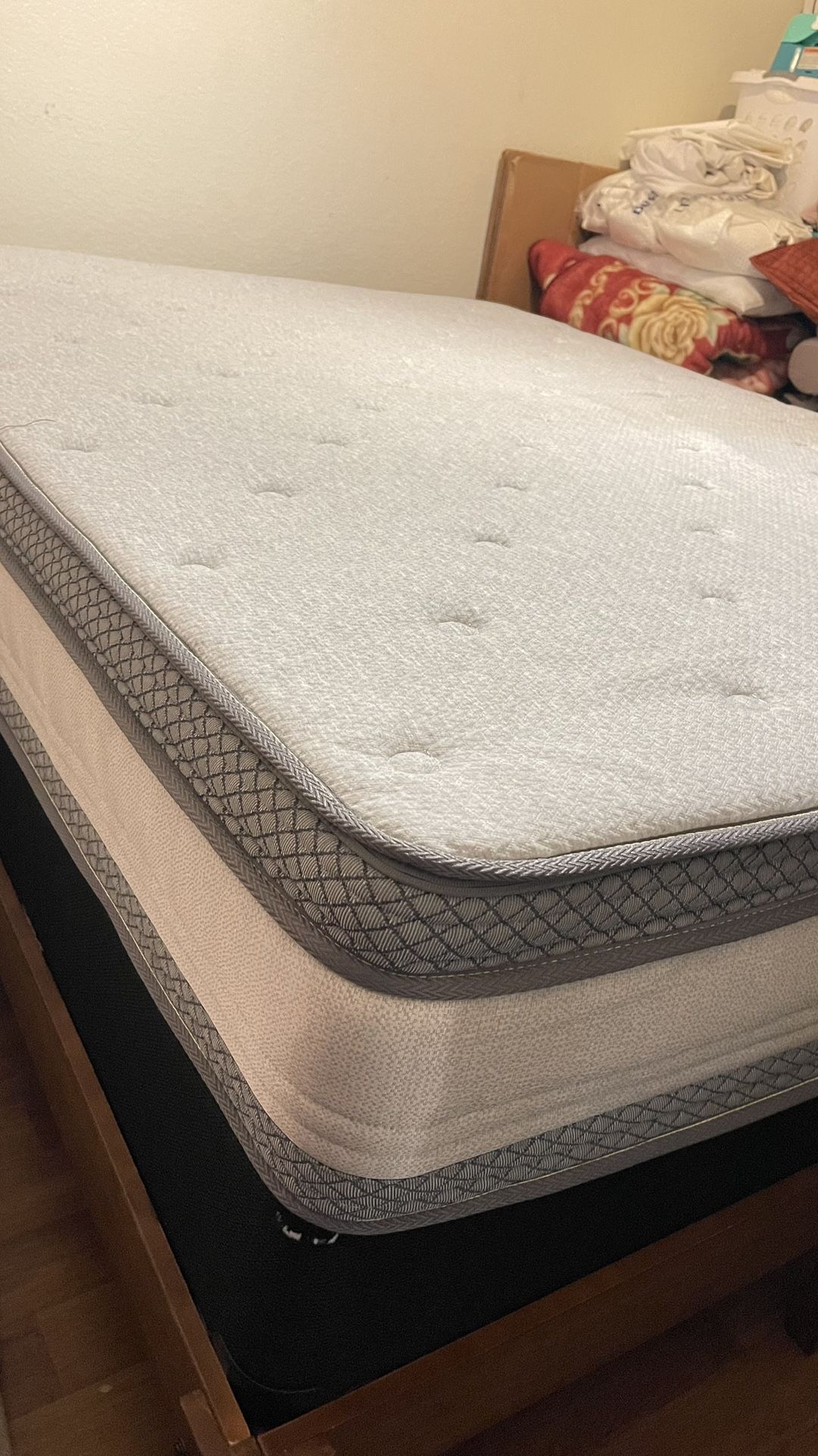 Queen sizes Mattress Set Double Pillow Top Coolvie Boxspring and double pillow top mattress new condition only save in the guest room