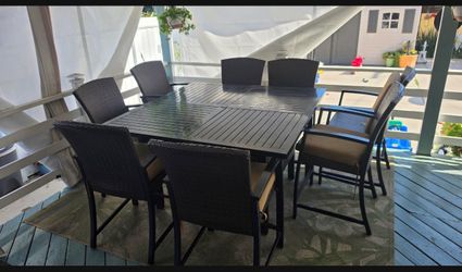 Outdoor Patio Set for Sale (8 chairs + 1 table)