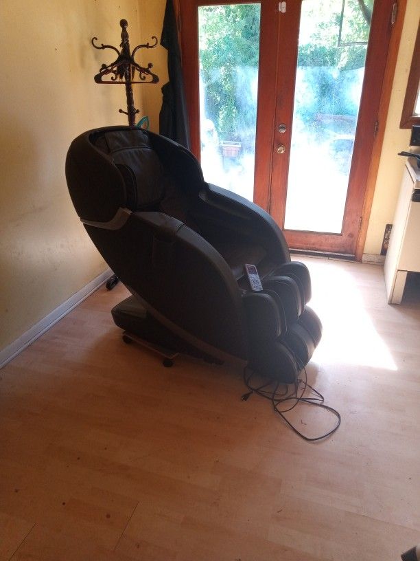 Igsignia MASSAGE CHAIR!! Great Condition Works Great!