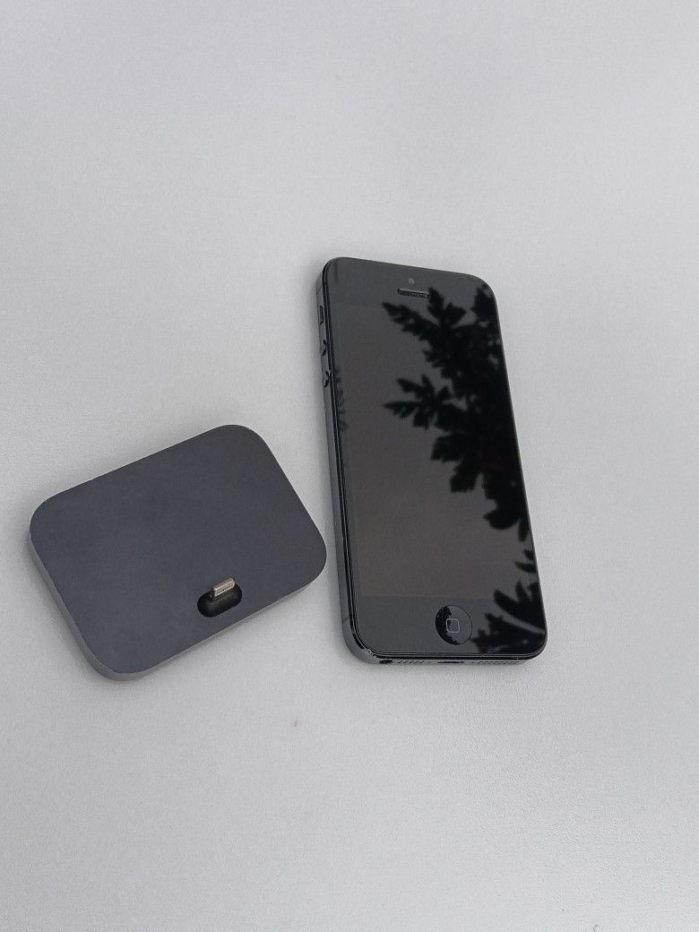 iPhone 5 * Unlocked - Working Great - No Scratches - With Charging DOCk w Cable - Pick up Near USC Coliseum area