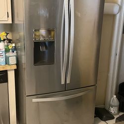 WHiRLPOOL REFRiGERATOR