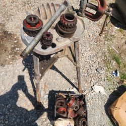 Tripod Pipe Threader With Bits