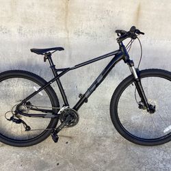 GT AVALANCHE 29er  MOUNTAIN BIKE HYDRAULIC DISC BRAKES W / LOCKOUT LIKE NEW