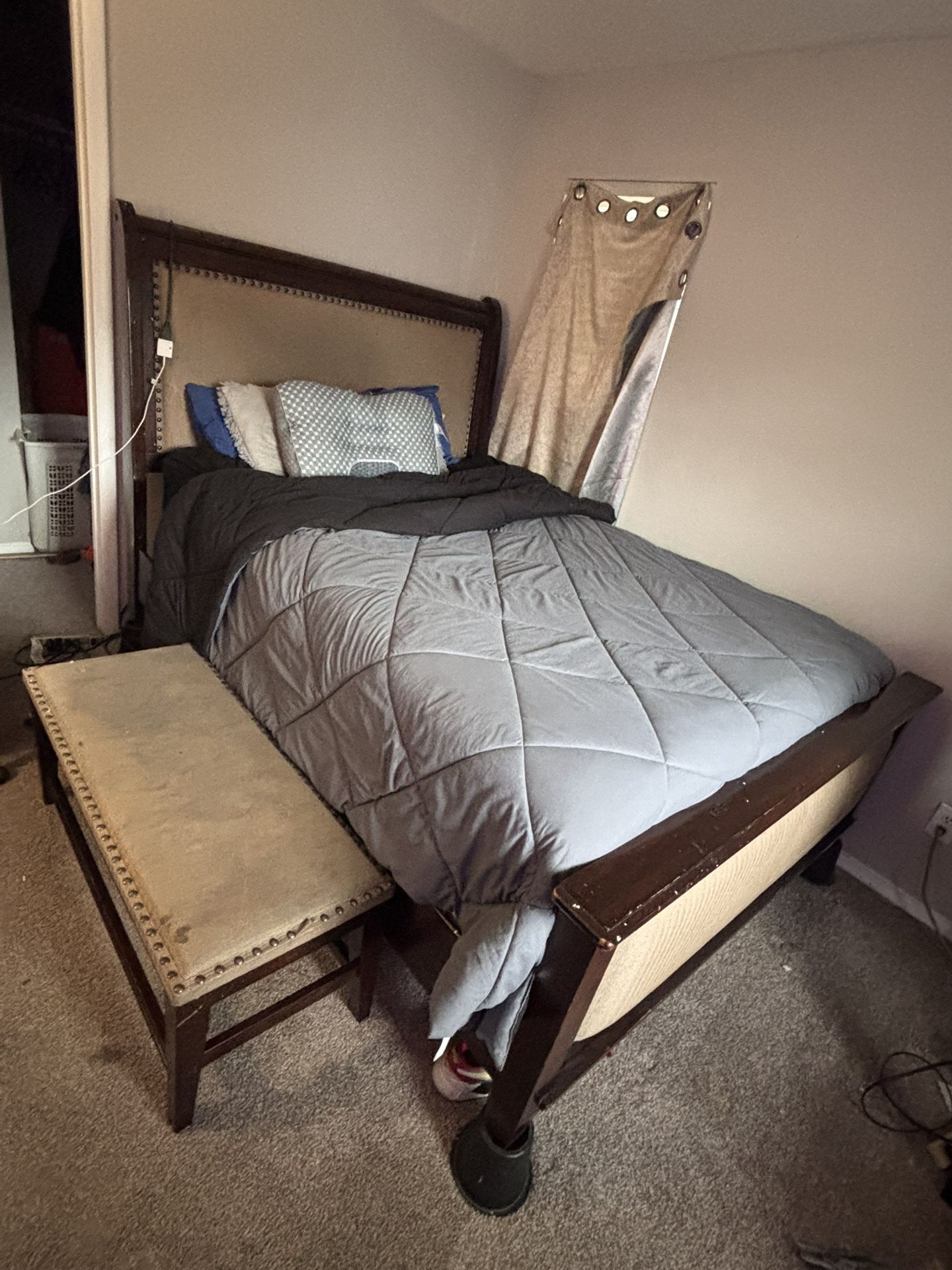 Queen Bed /w Foot Stool