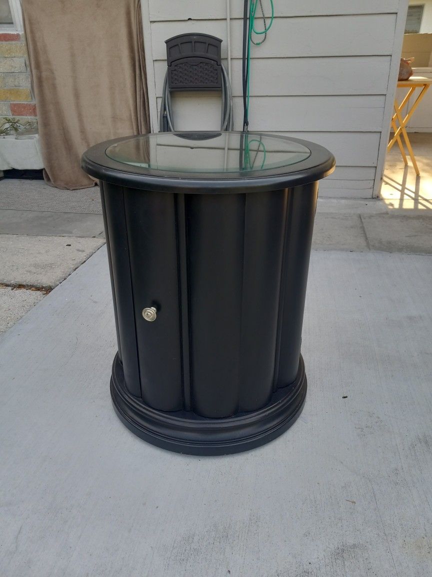 ROUND END TABLE BLACK WITH GLASS TOP