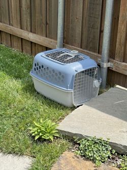 3 small pet carriers / cages
