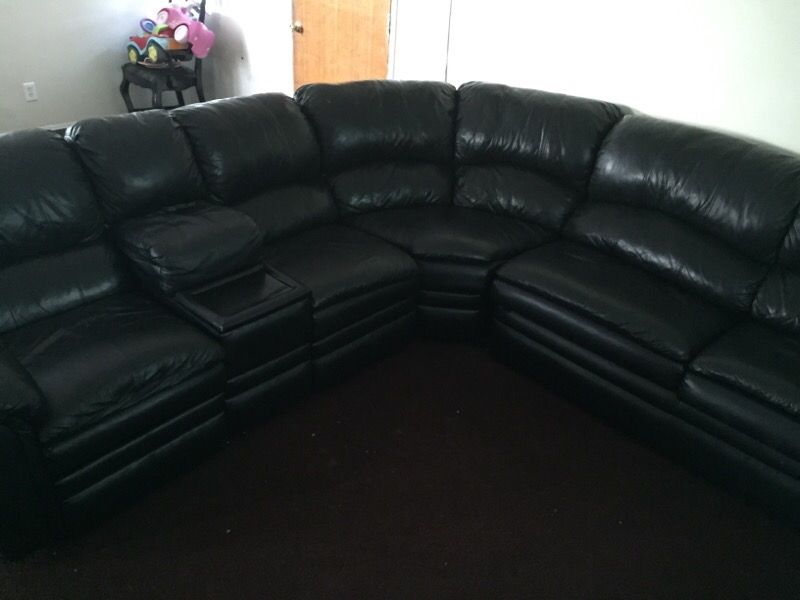 SALA DE PIEL NEGRA CON CAMA INCLUIDA