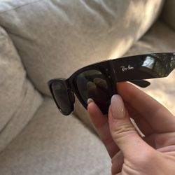 Ray Ban Female Sunglasses With Case In Silverlake 