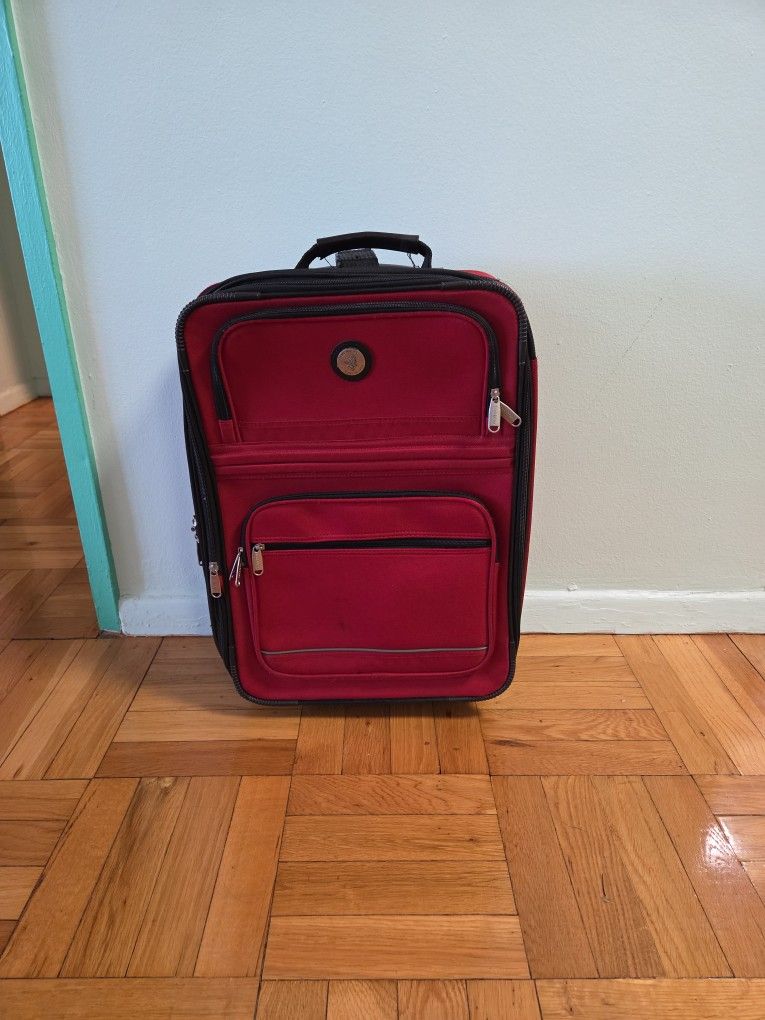 Clearance... Travel Carryon Luggage. Expandable. Lot Of Front Zipper To Organize.