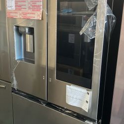 💥Great Deal💥 30 cu. ft. Mega Capacity 3-Door French Door Refrigerator with Family Hub in stainless