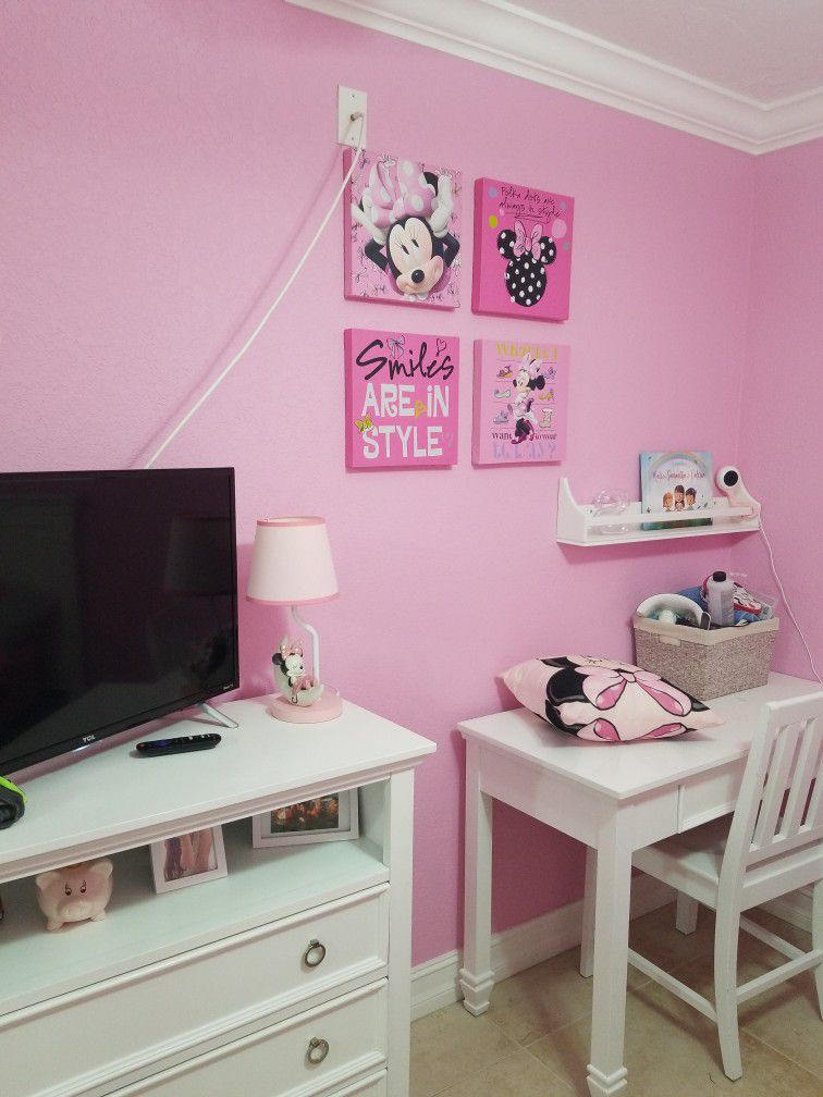 Table Lamp And 4 Wall Of Minnie I Dont Sale Desk And Chair
