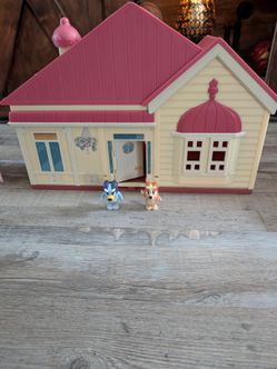 Bluey house with 2 characters