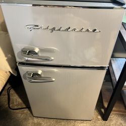  Cool ‘vintage’ mini fridge (like new) 