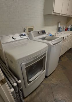 LG WT7400CW Washer + DLG7401WE Natural Gas Dryer Set