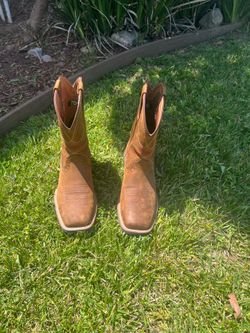 BROWN SQUARE TOED COWBOY BOOTS. SIZE 7D