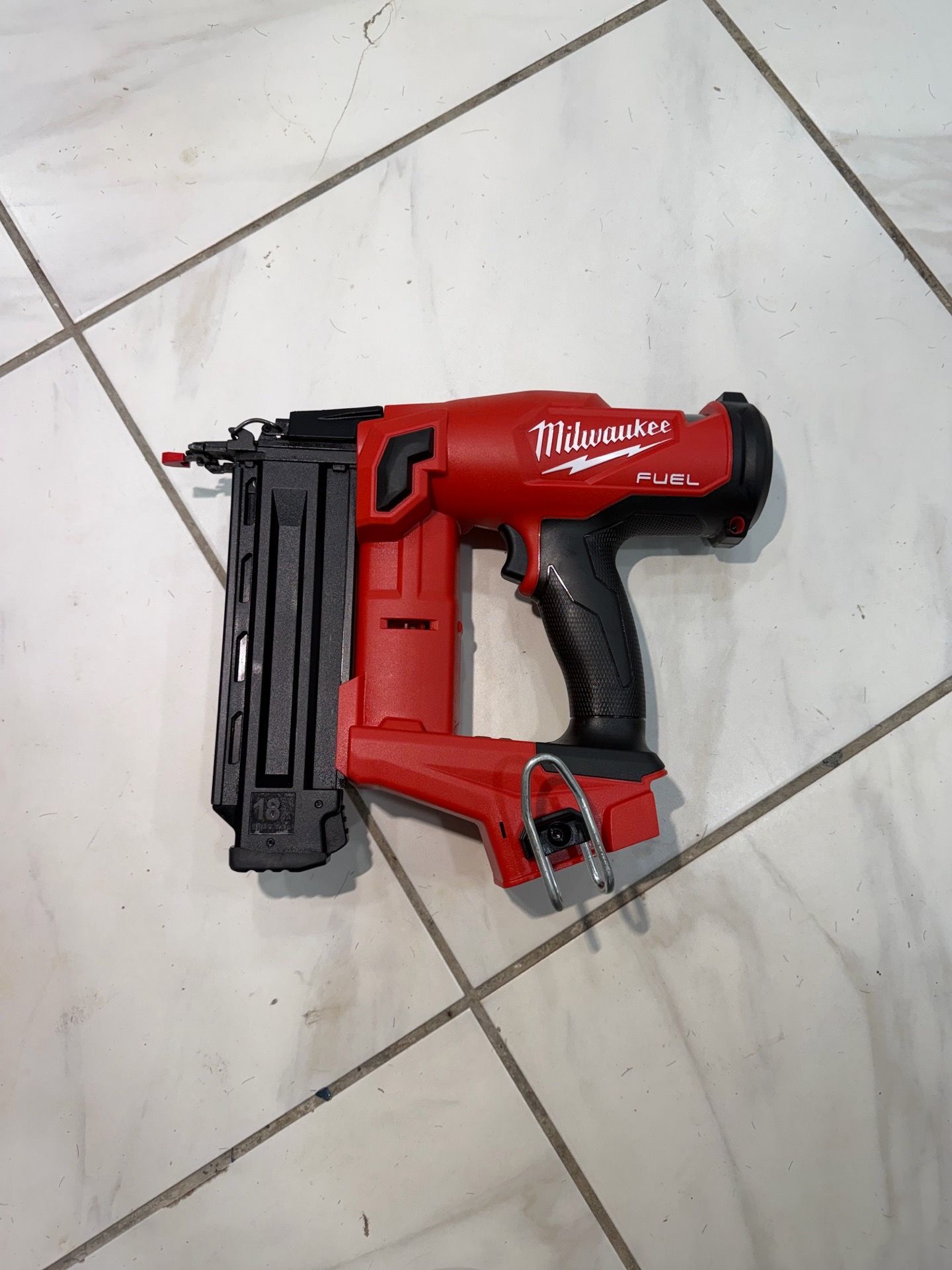📌Milwaukee M18 FUEL 18-Volt Lithium-Ion Brushless Cordless Gen II 18-Gauge Brad Nailer (Tool-Only)👉PRECIO FIRME 👉$200